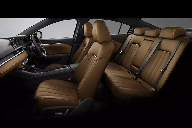 Ngoài màu sơn đỏ Artisan Red, Mazda6 20th Anniversary Edition ở thị trường Thái Lan còn có một tùy chọn màu sắc nữa là trắng Rhodium White mới. Bên cạnh màu sơn, Mazda6 20th Anniversary Edition có những đặc điểm nhận dạng khác như lưới tản nhiệt sơn màu bạc tối, bộ vành hợp kim 19 inch và logo riêng ở chắn bùn trước.