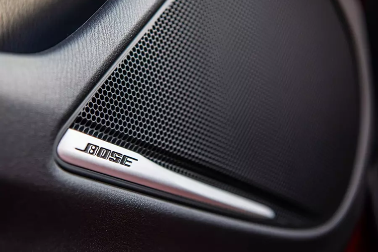 Hỗ trợ Apple CarPlay không dây/Android Auto, cần số bọc da, điều hòa tự động 2 vùng, gương chiếu hậu chống chói tự động, rèm che nắng cho kính chắn gió sau, sạc điện thoại không dây, hệ thống âm thanh Bose 11 loa, 4 cổng sạc, màn hình hiển thị thông tin kính lái HUD và ổ điện 12V.