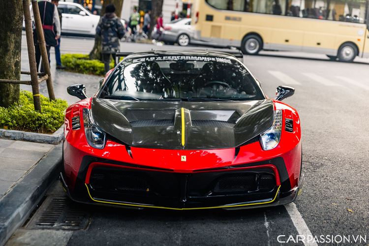 Ngoài ra, logo cùng câu slogan quen thuộc trên những bản độ Liberty Walk được phối lại với hai tông màu vàng-đen trên nền đỏ chủ đạo.