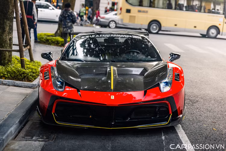 Ngoài ra, logo cùng câu slogan quen thuộc trên những bản độ Liberty Walk được phối lại với hai tông màu vàng-đen trên nền đỏ chủ đạo.