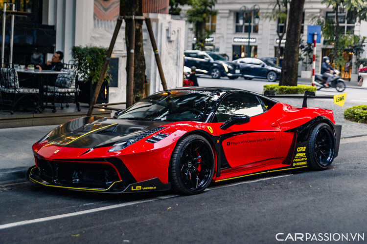 Các họa tiết mang tông màu đen sắc lẹm bao quanh khu vực cản trước, thân xe và ở cản sau có tác dụng làm nổi bật thiết kế đầy hiếu chiến nhưng không kém phần khí động học của bộ bodykit từ gói độ LB-Silhouette Works 458 GT.