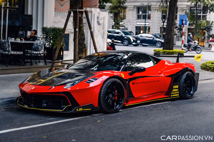 Các họa tiết mang tông màu đen sắc lẹm bao quanh khu vực cản trước, thân xe và ở cản sau có tác dụng làm nổi bật thiết kế đầy hiếu chiến nhưng không kém phần khí động học của bộ bodykit từ gói độ LB-Silhouette Works 458 GT.