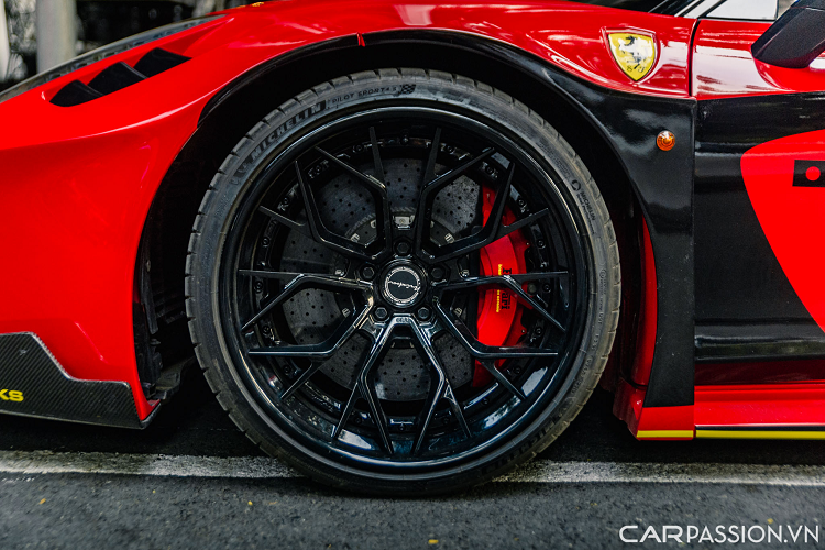 Cản trước hoàn toàn mới được thiết kế kéo dài góc cạnh hơn. Phần cản này được thiết kế nhọn cùng hai hốc tản nhiệt cỡ lớn lấy cảm hứng từ mẫu siêu xe đình đám LaFerrari của thương hiệu Ferrari. Có thể nói, phần cản này khá “góc cạnh” so với cản trên phiên bản gốc.