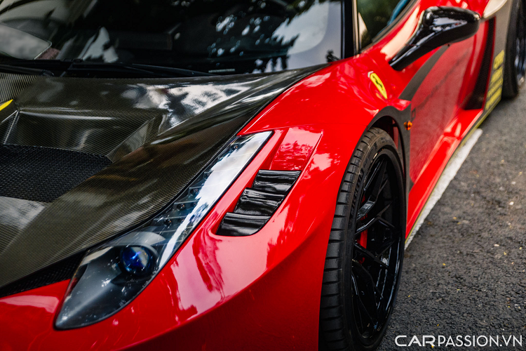 Kết hợp với đó chính là nắp capo được thay mới với hai hốc gió lớn và được chế tạo hoàn toàn bằng chất liệu sợi carbon. Kết hợp với vẻ ngoài đồ sộ từ gói độ Silhouette GT chính là bộ mâm PF10 ULTRASPORT+ đến từ thương hiệu Brixton Forged.