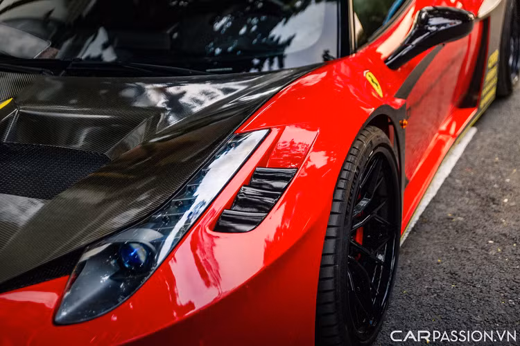 Kết hợp với đó chính là nắp capo được thay mới với hai hốc gió lớn và được chế tạo hoàn toàn bằng chất liệu sợi carbon. Kết hợp với vẻ ngoài đồ sộ từ gói độ Silhouette GT chính là bộ mâm PF10 ULTRASPORT+ đến từ thương hiệu Brixton Forged.