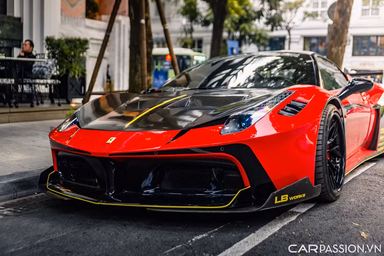 Ngoài những nâng cấp về ngoại thất, chiếc xe còn được trang bị hệ thống xả Fi Exhaust đem lại âm thanh động cơ đầy uy lực cùng hệ thống phuộc hơi Airrex giúp xe có thể nâng hạ gầm một cách dễ dàng, tạo thuận lợi hơn cho việc vận hành.