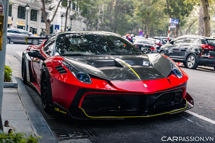 Phần ốp thân xe được mở rộng cùng những hốc gió lớn cùng thiết kế phẳng. Phần ốp mở rộng này có thể gợi liên tưởng tới những mẫu xe đua của Nhật Bản vào những năm 80. Ngoài ra phần lip hông xe cũng được trang bị liền mạch với các vè ốp bánh thay vì tách biệt như trên gói độ tiền nhiệm.