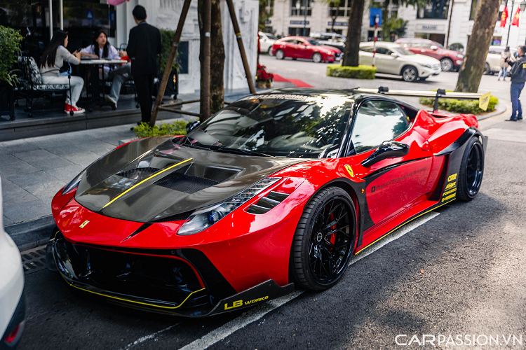 Đuôi xe sở hữu một vài chi tiết thêm như hốc gió dưới được thiết kế kết hợp với phần lip carbon vuốt cao lên vuông vức, khỏe khoắn. Đồng thời chiếc xe còn được trang bị một cánh gió cỡ lớn được làm bằng chất liệu carbon. Đây cũng là một kiểu dáng cánh gió được sử dụng phổ biến trên các gói độ từ thương hiệu Liberty Walk.