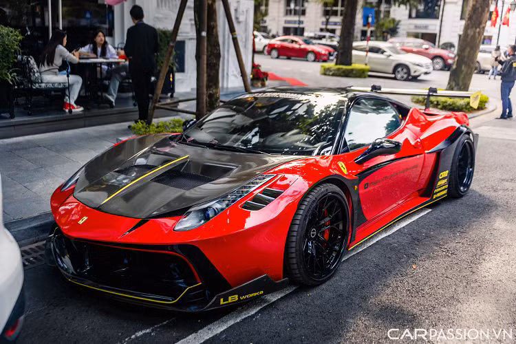 Đuôi xe sở hữu một vài chi tiết thêm như hốc gió dưới được thiết kế kết hợp với phần lip carbon vuốt cao lên vuông vức, khỏe khoắn. Đồng thời chiếc xe còn được trang bị một cánh gió cỡ lớn được làm bằng chất liệu carbon. Đây cũng là một kiểu dáng cánh gió được sử dụng phổ biến trên các gói độ từ thương hiệu Liberty Walk.