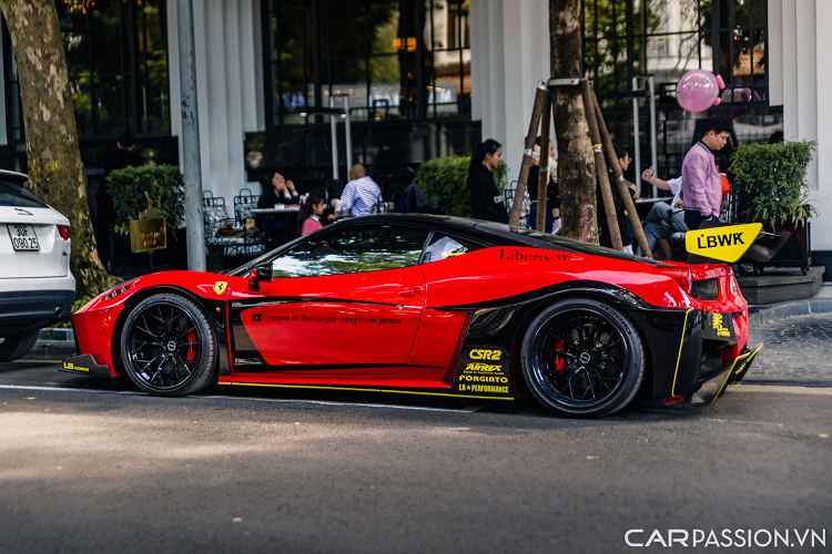 Tông màu đỏ Rosso Corsa được tận dụng một cách khéo léo để bổ trợ cho các dải màu đen trên thân xe, kết hợp cùng những đường chỉ vàng bao bọc phần líp trước, ốp sườn và bộ khuếch tán.