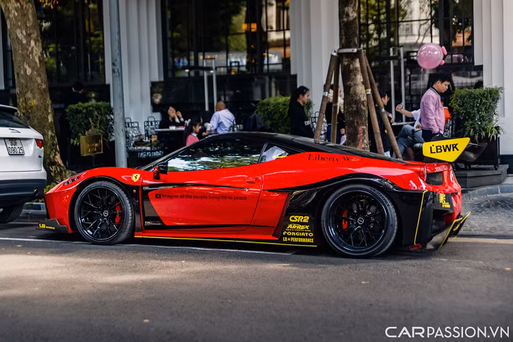 Tông màu đỏ Rosso Corsa được tận dụng một cách khéo léo để bổ trợ cho các dải màu đen trên thân xe, kết hợp cùng những đường chỉ vàng bao bọc phần líp trước, ốp sườn và bộ khuếch tán.