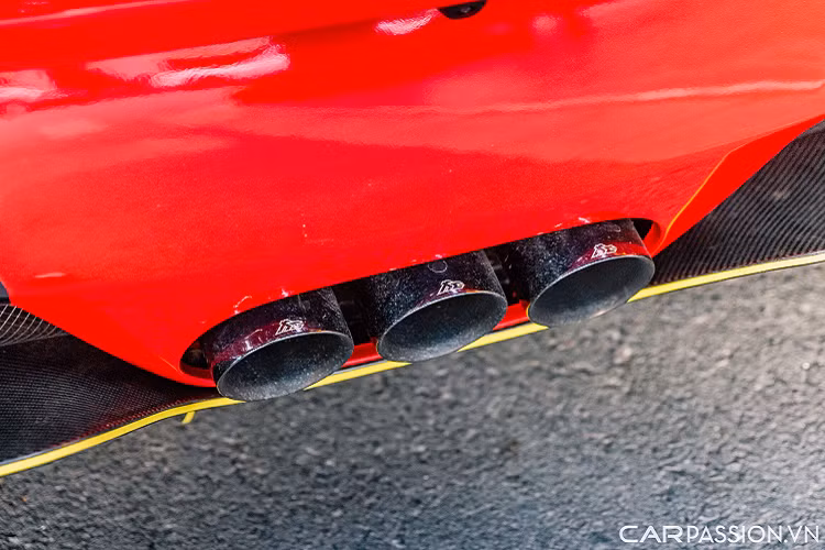 Với bộ bodykit ốp thân rộng được thiết kế có phần góc cạnh, ngoại hình của chiếc xe đã được thay đổi đáng kể. Nếu trước đây chiếc xe gợi cảm với những đường nét mềm mại đến từ Pininfarina thì giờ đây sự góc cạnh mà Liberty Walk mang đến đã làm cho chiếc xe trở nên độc đáo hơn.