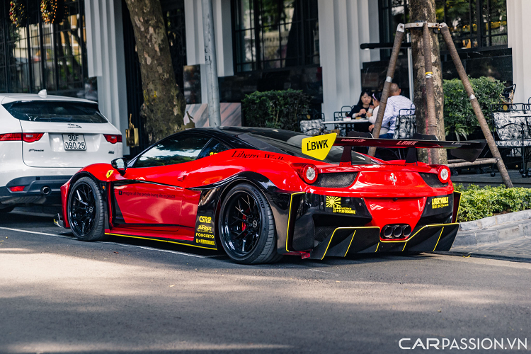 Nguyên bản, siêu xe Ferrari 458 Italia sở hữu lớp sơn màu đỏ Rosso Corsa nhưng đã được trang điểm thêm một vài chi tiết màu đen – vàng tạo vẻ hiếu chiến hơn cho mẫu xe này.