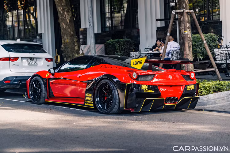 Nguyên bản, siêu xe Ferrari 458 Italia sở hữu lớp sơn màu đỏ Rosso Corsa nhưng đã được trang điểm thêm một vài chi tiết màu đen – vàng tạo vẻ hiếu chiến hơn cho mẫu xe này.