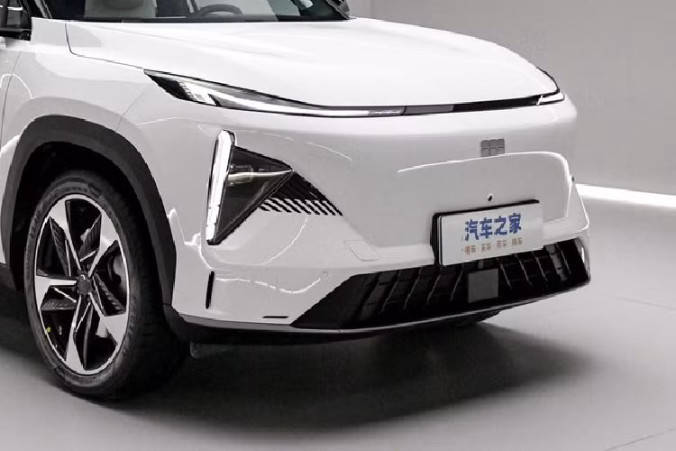 Geely Galaxy L7 là mẫu SUV cỡ trung với thiết kế ngoại thất tối giản. Phần đầu xe có đèn LED mỏng, hai khối đèn pha tích hợp vào cản trước và hốc hút gió đáng chú ý. Một tính năng khác của Galaxy L7 là mặt trước kín không có lưới tản nhiệt, giống thiết kế các xe điện. Theo Geely, việc sử dụng hộp số DHT Pro 3 cấp giúp làm mát tối ưu.