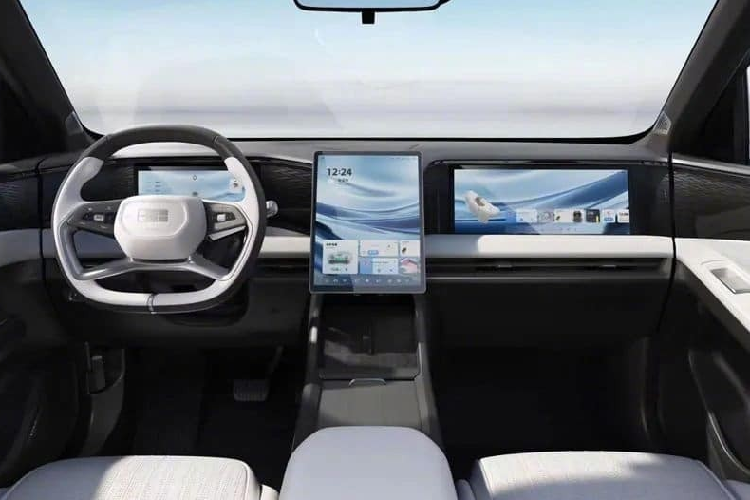 Với 2 phiên bản Geely Galaxy L7 giá rẻ nhất, xe được trang bị pin nhỏ hơn. Đối với ba phiên bản còn lại, chúng có pin lớn hơn. Đáng nói là AR-HUD là một tùy chọn bổ sung trong tất cả các cấp độ trang trí. Cụ thể, về hệ truyền động, Geely Galaxy L7 có động cơ xăng 4 xi-lanh, tăng áp, dung tích 1.5 lít cho công suất 163 mã lực và 1 động cơ điện cho công suất 146 mã lực.