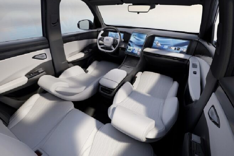 Hệ truyền động xăng và động cơ điện tạo ra công suất 390 mã lực và mô-men xoắn 535 Nm. Tốc độ tối đa của nó được giới hạn ở 200 km/h. Nói về pin, nó có hai tùy chọn LFP từ CATL. Chiếc đầu tiên có công suất 9,11 kWh, hoạt động tốt trong phạm vi 55 km CLTC và 43 km WLTP. Đối với tùy chọn thứ hai, nó là 18,7 kWh cho 115 km (CLTC) và 90 km (WLTP). Còn khi kết hợp hệ dẫn động hybrid, xe có thể chạy được quãng đường dài 1310-1370 km.