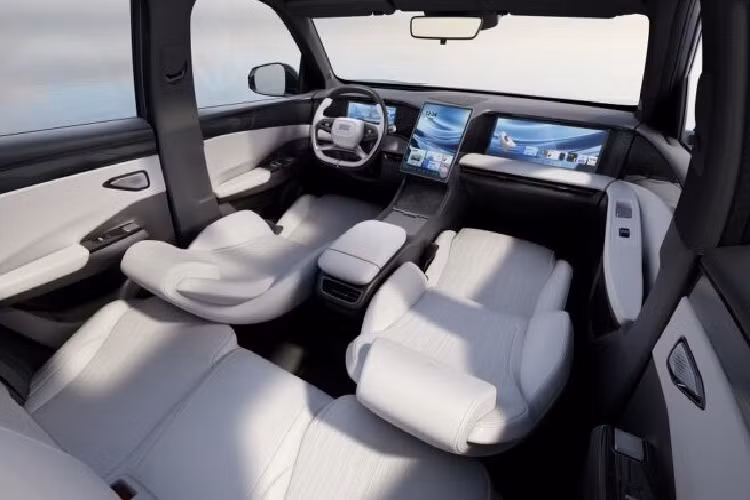 Hệ truyền động xăng và động cơ điện tạo ra công suất 390 mã lực và mô-men xoắn 535 Nm. Tốc độ tối đa của nó được giới hạn ở 200 km/h. Nói về pin, nó có hai tùy chọn LFP từ CATL. Chiếc đầu tiên có công suất 9,11 kWh, hoạt động tốt trong phạm vi 55 km CLTC và 43 km WLTP. Đối với tùy chọn thứ hai, nó là 18,7 kWh cho 115 km (CLTC) và 90 km (WLTP). Còn khi kết hợp hệ dẫn động hybrid, xe có thể chạy được quãng đường dài 1310-1370 km.