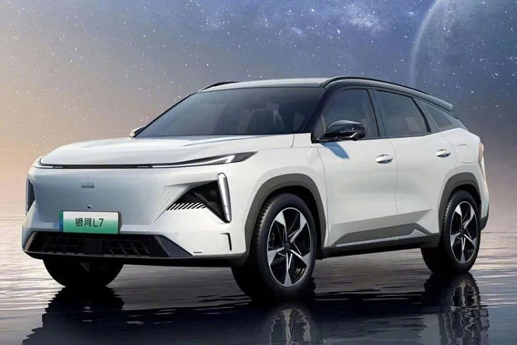 Đến nay, chiếc xe này tiếp tục được ra mắt với khách hàng, qua đó, hãng cũng công bố chi tiết các phiên bản của Geely Galaxy L7 kèm theo giá bán. Về mức giá xe Geely Galaxy L7 2023, nó sẽ bắt đầu từ 138.700 nhân dân tệ đến 173.700 nhân dân tệ, tương đương 457 triệu đồng đến 573 triệu đồng, như vậy, giá bán công bố chính thức của Galaxy L7 mới đây rẻ hơn 200 triệu đồng so với giá công bố vào tháng 2.