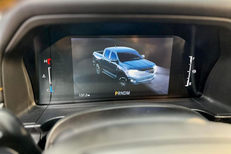 Về nội thất, không gian khoang cabin của Ford Ranger Wildtrak gây choáng ngợp với loạt trang bị như màn hình cảm ứng trung tâm đặt dọc kích cỡ tới 12 inch, vô lăng đa chức năng, bảng đồng hồ kỹ thuật số, cần số tinh tế hơn, hệ thống giải tí Ford SYNC 4, sạc điện thoại thông minh không dây, điều hòa tự động, điều chỉnh xe thông qua ứng dụng trên điện thoại (khởi động từ xa, kiểm tra tình trạng xe, khóa/mở cửa từ xa).