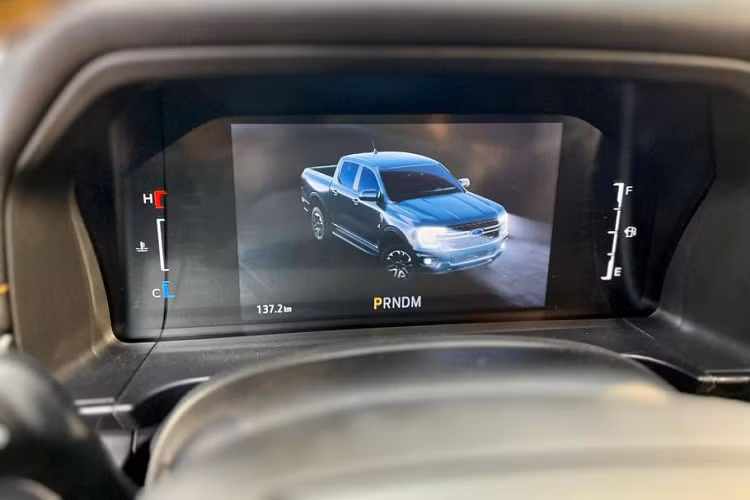 Về nội thất, không gian khoang cabin của Ford Ranger Wildtrak gây choáng ngợp với loạt trang bị như màn hình cảm ứng trung tâm đặt dọc kích cỡ tới 12 inch, vô lăng đa chức năng, bảng đồng hồ kỹ thuật số, cần số tinh tế hơn, hệ thống giải tí Ford SYNC 4, sạc điện thoại thông minh không dây, điều hòa tự động, điều chỉnh xe thông qua ứng dụng trên điện thoại (khởi động từ xa, kiểm tra tình trạng xe, khóa/mở cửa từ xa).