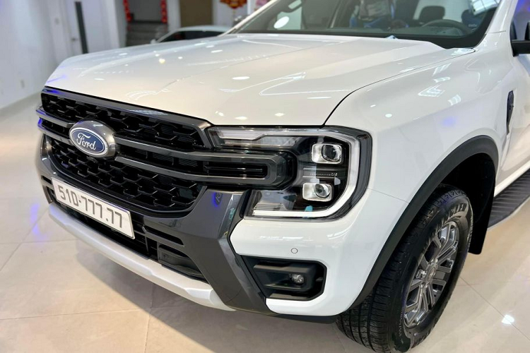 Wildtrak là phiên bản cao cấp nhất của Ford Ranger, xe có ngoại thất nổi bật với lưới tản nhiệt cỡ lớn sơn đen mờ có thanh ngang chạy giữa xuyên logo Ford và lấn sang cả cụm đèn trước.