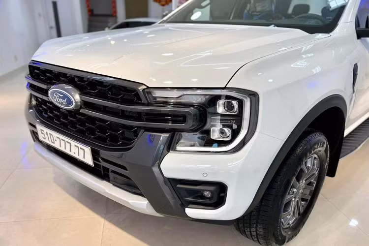 Wildtrak là phiên bản cao cấp nhất của Ford Ranger, xe có ngoại thất nổi bật với lưới tản nhiệt cỡ lớn sơn đen mờ có thanh ngang chạy giữa xuyên logo Ford và lấn sang cả cụm đèn trước.