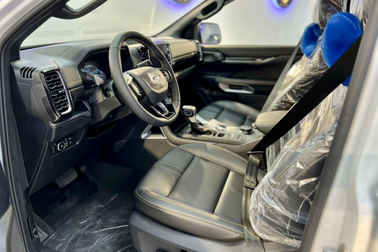 Ngoài ra, phiên bản này còn sở hữu hàng loạt trang bị cao cấp như đèn pha LED ma trận duy nhất trong phân khúc, có khả năng tự động cân bằng góc chiếu sáng và điều chỉnh cường độ sáng, mâm 18 inch tối màu, camera 360 độ...