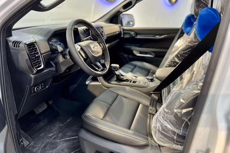 Ngoài ra, phiên bản này còn sở hữu hàng loạt trang bị cao cấp như đèn pha LED ma trận duy nhất trong phân khúc, có khả năng tự động cân bằng góc chiếu sáng và điều chỉnh cường độ sáng, mâm 18 inch tối màu, camera 360 độ...