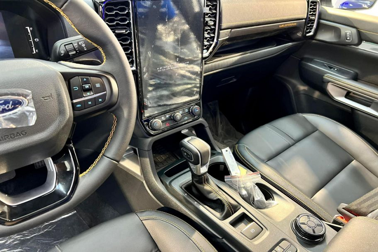 Về tính năng an toàn, chiếc bán tải này được trang bị tới 6 túi khí bao gồm túi khí bên hông và túi khí rèm, kết hợp cùng hệ thống cân bằng điện tử toàn diện và công nghệ hỗ trợ người lái giúp xe giảm thiểu va chạm và luôn đi đúng làn đường.