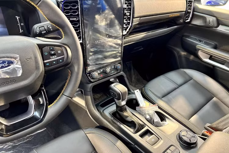 Về tính năng an toàn, chiếc bán tải này được trang bị tới 6 túi khí bao gồm túi khí bên hông và túi khí rèm, kết hợp cùng hệ thống cân bằng điện tử toàn diện và công nghệ hỗ trợ người lái giúp xe giảm thiểu va chạm và luôn đi đúng làn đường.