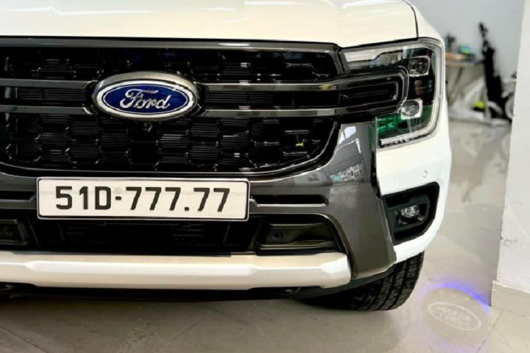 Theo đó, chủ xe ở TP.HCM và chiếc bán tải Ford Ranger phiên bản Wildtrak màu trắng, giá niêm yết 965 triệu đồng. Chiếc xe mới được ra biển và hầu như trong tình trạng hoàn toàn mới. Khoang nội thất vẫn còn nguyên nilon từ nhà sản xuất, xe cũng mới chỉ lăn bánh 137 km.