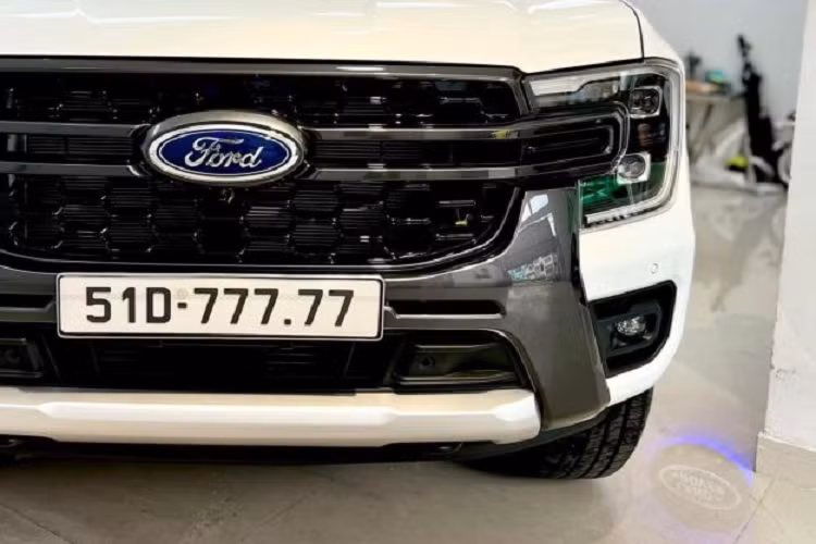 Theo đó, chủ xe ở TP.HCM và chiếc bán tải Ford Ranger phiên bản Wildtrak màu trắng, giá niêm yết 965 triệu đồng. Chiếc xe mới được ra biển và hầu như trong tình trạng hoàn toàn mới. Khoang nội thất vẫn còn nguyên nilon từ nhà sản xuất, xe cũng mới chỉ lăn bánh 137 km.