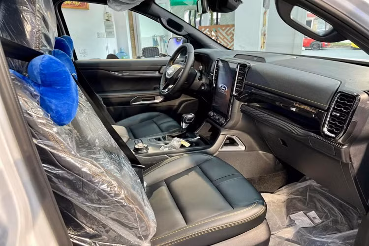 Cung cấp sức mạnh cho chiếc xe bán tải Ford Ranger Wildtrak biển khủng ở Sài Gòn này là khối động cơ Bi-Turbo 2.0L, công suất tối đa 213 mã lực và 500 Nm mô-men xoắn, kết hợp hộp số tự động 10 cấp.