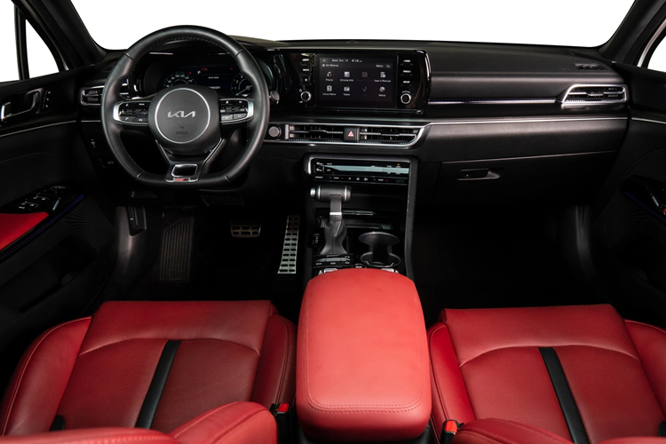 Các tính năng nổi bật trên Kia K5 gồm màn hình đa thông tin LCD 12,3 inch kết hợp màn hình giải trí trung tâm 10,25 inch, ghế ngồi có chức năng thư giãn 1 chạm (trang bị duy nhất phân khúc), cửa sổ trời toàn cảnh panorama, sưởi hàng ghế sau, vô lăng D-cut, cửa gió điều hòa cho hàng ghế sau tích hợp 2 cổng sạc USB, rèm che nắng kính sau, đèn LED cảm ứng...