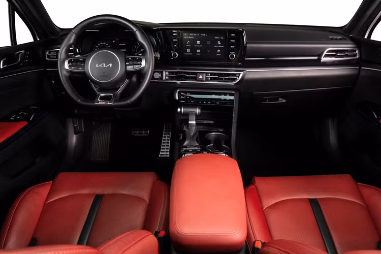 Các tính năng nổi bật trên Kia K5 gồm màn hình đa thông tin LCD 12,3 inch kết hợp màn hình giải trí trung tâm 10,25 inch, ghế ngồi có chức năng thư giãn 1 chạm (trang bị duy nhất phân khúc), cửa sổ trời toàn cảnh panorama, sưởi hàng ghế sau, vô lăng D-cut, cửa gió điều hòa cho hàng ghế sau tích hợp 2 cổng sạc USB, rèm che nắng kính sau, đèn LED cảm ứng...