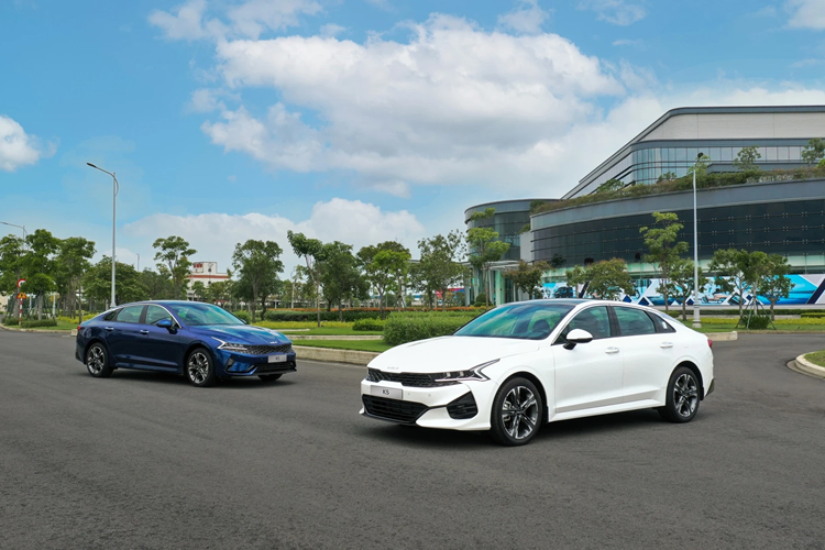 Trong bối cảnh nhiều mẫu xe chật vật duy trì doanh số, bộ đôi Kia K3 và K5 ghi nhận sự tăng trưởng ấn tượng. Tháng 7, doanh số Kia K5 bất ngờ tăng 16%, trong khi đó đến tháng 10, Kia K3 bứt phá cao nhất phân khúc với mức tăng trưởng 20%. Đây cũng là 2 mẫu xe chủ lực giúp Kia chiếm vị thế top 3 thương hiệu ôtô bán chạy nhất Việt Nam.