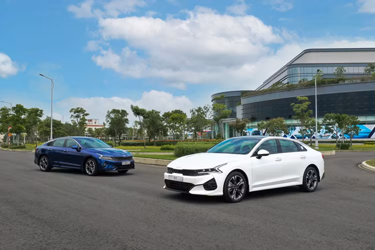 Trong bối cảnh nhiều mẫu xe chật vật duy trì doanh số, bộ đôi Kia K3 và K5 ghi nhận sự tăng trưởng ấn tượng. Tháng 7, doanh số Kia K5 bất ngờ tăng 16%, trong khi đó đến tháng 10, Kia K3 bứt phá cao nhất phân khúc với mức tăng trưởng 20%. Đây cũng là 2 mẫu xe chủ lực giúp Kia chiếm vị thế top 3 thương hiệu ôtô bán chạy nhất Việt Nam.