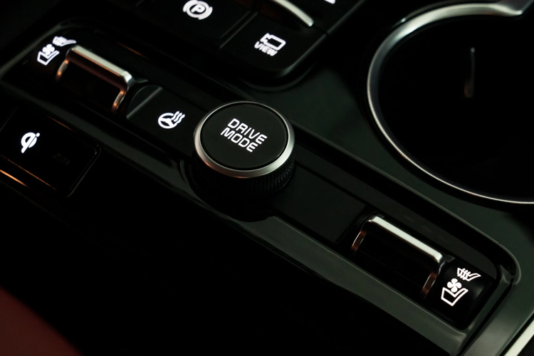 Bên cạnh thế mạnh về tiện nghi, công nghệ, cả hai mẫu xe này còn được tăng cường các trang bị an toàn như cảnh báo và hiển thị video điểm mù, hệ thống quan sát camera 360 độ…