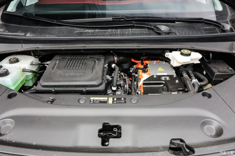 Nói về hệ truyền động, GAC Trumpchi E9 Champion Edition có động cơ ICE chạy bằng xăng tăng áp 2.0 lít dưới mui xe tạo ra 190 mã lực và 330 Nm. Nó được ghép nối với một động cơ điện 182 mã lực và 300 mm bằng hộp số 2DHT.