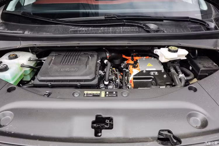 Nói về hệ truyền động, GAC Trumpchi E9 Champion Edition có động cơ ICE chạy bằng xăng tăng áp 2.0 lít dưới mui xe tạo ra 190 mã lực và 330 Nm. Nó được ghép nối với một động cơ điện 182 mã lực và 300 mm bằng hộp số 2DHT.