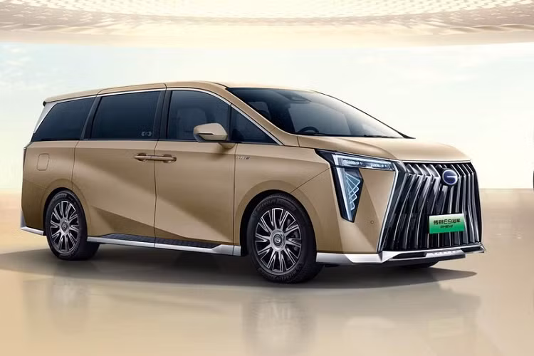 Trước khi đi sâu vào thiết kế, trang bị nội thất và hệ truyền động của Trumpchi E9 Champion Edition, chúng tôi xin nhắc bạn rằng, GAC là một trong những nhà sản xuất ô tô lớn nhất của Trung Quốc, khi là nhà sản xuất xe Toyota, Mitsubishi và Honda tại Trung Quốc. Ngoài ra, GAC còn sở hữu các thương hiệu riêng như Trumpchi, Aion và Hycan. Trong số đó, chỉ có thương hiệu Trumpchi tích cực bán ra nước ngoài. Tuy nhiên, xe của hãng chỉ mang nhãn hiệu GAC trên thị trường quốc tế.