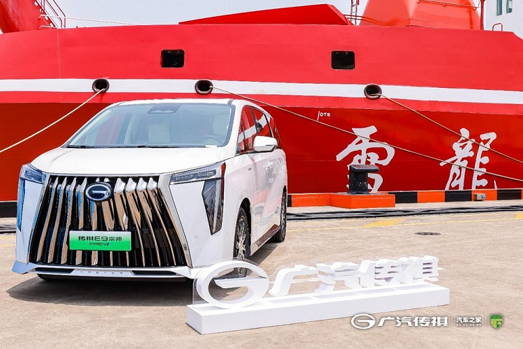 Như vậy, Trumpchi E9 hiện nay đang được bán dưới dạng 3 phiên bản là tiêu chuẩn, kiểu dáng của phiên bản đặc biệt E9 (Grandmaster Edition) và cuối cùng, là Champion Edition, thành viên mới nhất trong gia đình xe MPV hạng sang GAC Trumpchi E9, với điểm sáng giá là mức giá bán rẻ hơn 130 triệu đồng. Cụ thể, giá xe GAC Trumpchi E9 Champion Edition từ 349.800 nhân dân tệ (tương đương khoảng 1,13 tỷ đồng).