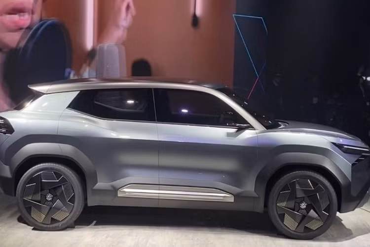 Thêm vào đó là cụm đèn pha sắc sảo, kết hợp với dải đèn LED định vị ban ngày tạo hình hình chữ "V" độc đáo ở hai góc đầu xe. Cụm đèn này còn nối liền với khe gió nằm dọc bên dưới. Trong khi đó, cản trước đi kèm hốc gió trung tâm hẹp, 2 đèn sương mù nhỏ nằm ngang và tấm ốp gầm màu bạc dày dặn.