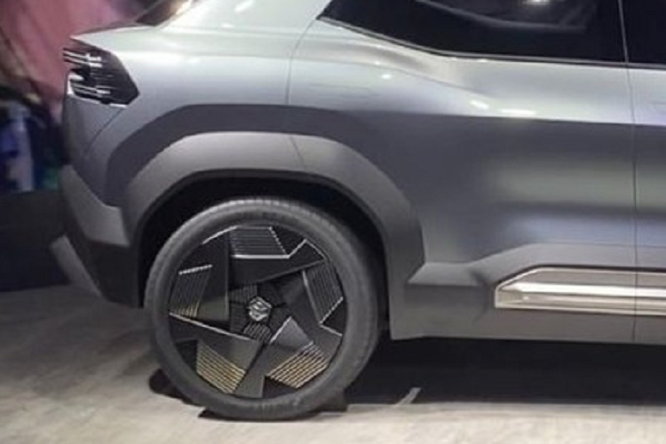 Theo nguồn tin của giới báo chí Ấn Độ, phiên bản thương mại của Suzuki eVX sẽ được phát triển dựa trên cơ sở gầm bệ dành riêng cho ô tô điện. Đây là cơ sở gầm bệ do Suzuki phát triển cùng đối tác "ruột" Toyota. Do đó, sẽ không bất ngờ nếu mẫu SUV điện của Suzuki sẽ có thêm phiên bản mang thương hiệu Toyota.