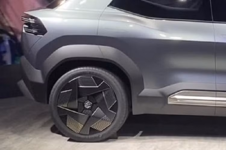 Theo nguồn tin của giới báo chí Ấn Độ, phiên bản thương mại của Suzuki eVX sẽ được phát triển dựa trên cơ sở gầm bệ dành riêng cho ô tô điện. Đây là cơ sở gầm bệ do Suzuki phát triển cùng đối tác "ruột" Toyota. Do đó, sẽ không bất ngờ nếu mẫu SUV điện của Suzuki sẽ có thêm phiên bản mang thương hiệu Toyota.