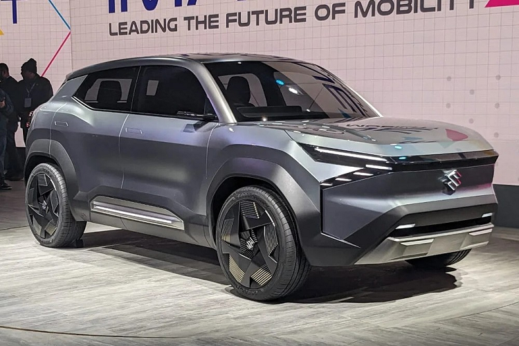 Ngoài ra, mẫu SUV này còn có nóc dốc về phía sau, tay nắm cửa nằm chìm vào thân xe, camera kỹ thuật số thay cho gương chiếu hậu và ốp màu bạc nổi bật trên cửa. Đằng sau xe, hãng Suzuki đã trang bị đèn hậu với thiết kế mỏng, nằm vắt ngang đuôi xe, kính chắn gió dốc sâu, cửa cốp thẳng đứng và tấm ốp gầm màu bạc cho eVX.