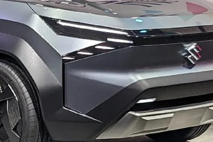 Tuy nhiên, với chiều dài cơ sở như trên, xe chắc chắn sẽ sở hữu nội thất khá rộng rãi đối với một mẫu SUV cỡ B. Thông tin về động cơ của Suzuki eVX chưa được tiết lộ nhiều. Chỉ biết rằng, xe sẽ dùng cụm pin có dung lượng 60 kWh và chạy được khoảng 550 km sau 1 lần sạc theo chu trình thử nghiệm tại Ấn Độ.