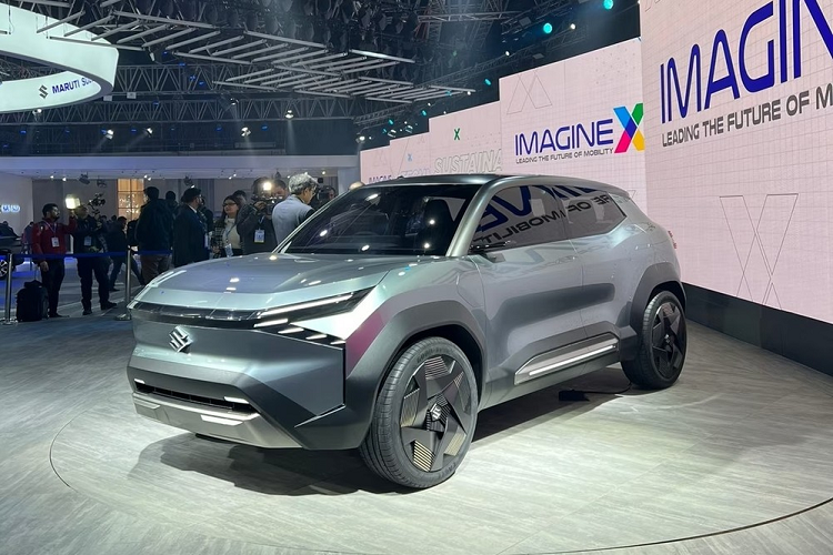 Được áp dụng ngôn ngữ thiết kế mới nên eVX trông khác biệt hoàn toàn so với những mẫu xe dùng động cơ đốt trong hiện tại của thương hiệu Suzuki. Theo đó, mẫu SUV điện này được trang bị đầu xe thẳng đứng, vuông vức và nắp ca-pô cao. Là ôtô điện nên đương nhiên xe SUV điện Suzuki eVX không có lưới tản nhiệt. Ở chính giữa đầu xe là logo cỡ lớn của hãng Suzuki.