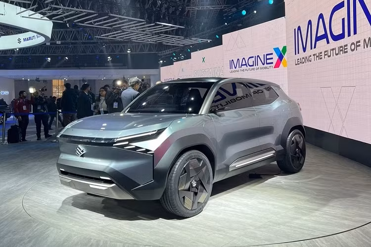 Được áp dụng ngôn ngữ thiết kế mới nên eVX trông khác biệt hoàn toàn so với những mẫu xe dùng động cơ đốt trong hiện tại của thương hiệu Suzuki. Theo đó, mẫu SUV điện này được trang bị đầu xe thẳng đứng, vuông vức và nắp ca-pô cao. Là ôtô điện nên đương nhiên xe SUV điện Suzuki eVX không có lưới tản nhiệt. Ở chính giữa đầu xe là logo cỡ lớn của hãng Suzuki.